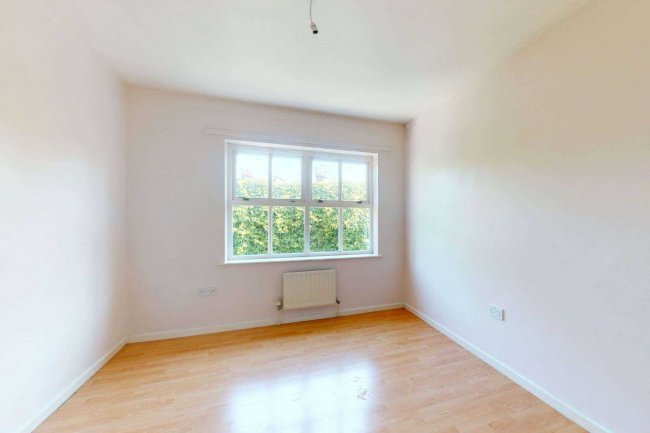 24 Crusoe Mews, London, N16 0BQ 4