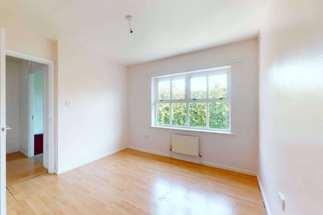 24 Crusoe Mews, London, N16 0BQ 4