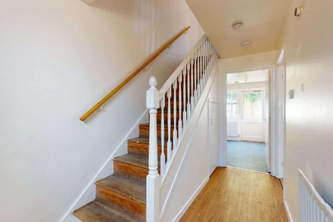 24 Crusoe Mews, London, N16 0BQ 4