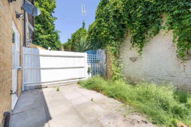 24 Crusoe Mews, London, N16 0BQ 4