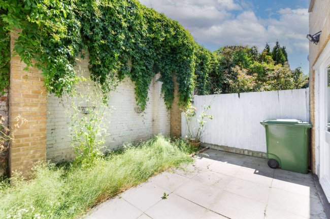 24 Crusoe Mews, London, N16 0BQ 4