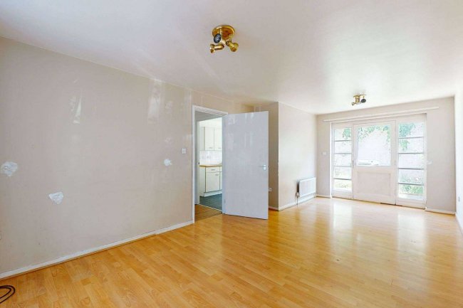 24 Crusoe Mews, London, N16 0BQ 4