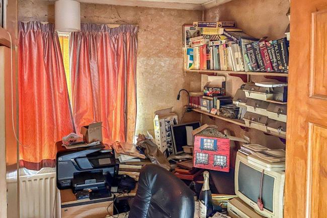 2 St Georges Close, Badshot Lea, Farnham, GU9 9LZ 7