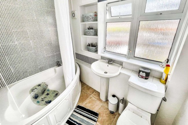 15 Burns Road, Daventry, NN11 9AX 6