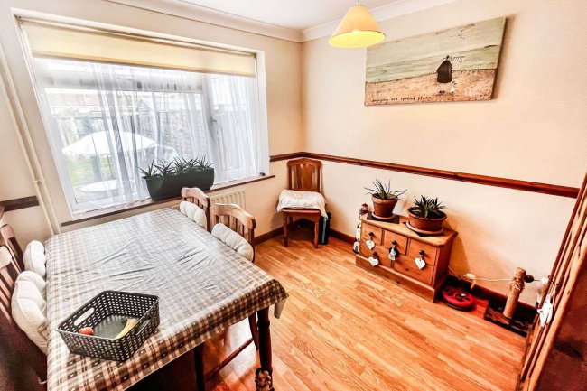 15 Burns Road, Daventry, NN11 9AX 6