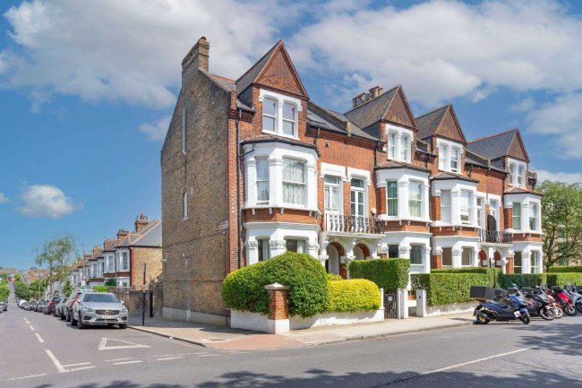 67b Bollingbroke Grove, Battersea London SW11 6HE 1