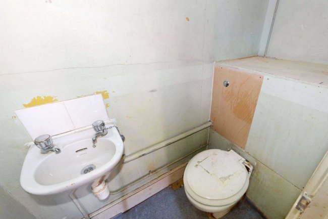 67b Bollingbroke Grove, Battersea London SW11 6HE 1