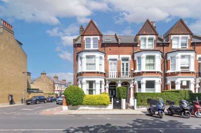 67b Bollingbroke Grove, Battersea London SW11 6HE 1