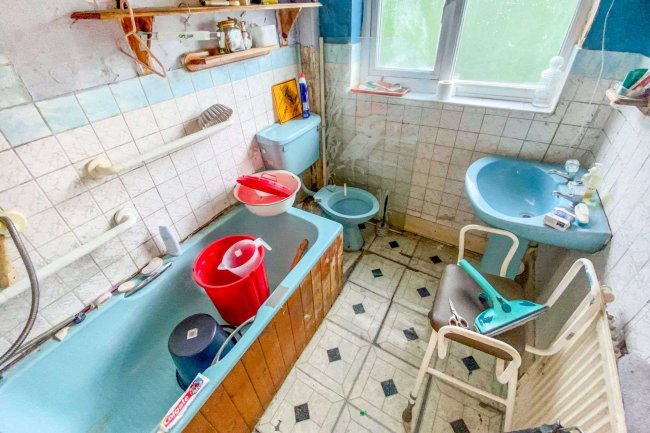 93 Mount Road, Chessington KT9 1JH 8