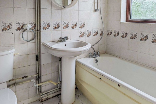 17 Oak Road, Erith, Kent, DA8 2NL 2