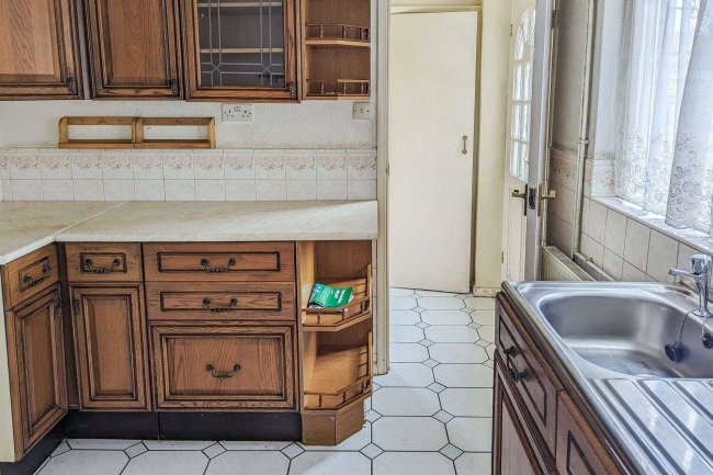 17 Oak Road, Erith, Kent, DA8 2NL 2