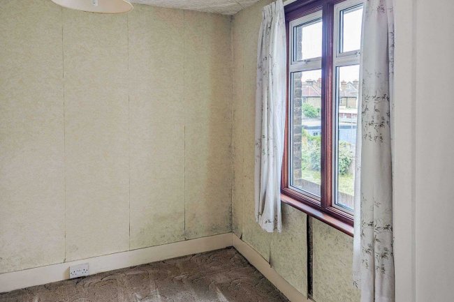 17 Oak Road, Erith, Kent, DA8 2NL 2