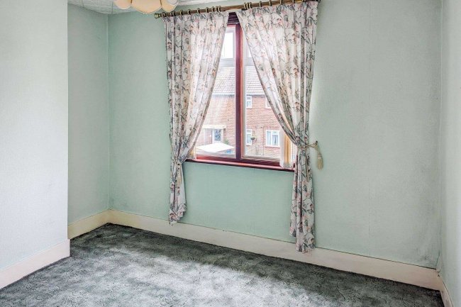 17 Oak Road, Erith, Kent, DA8 2NL 2