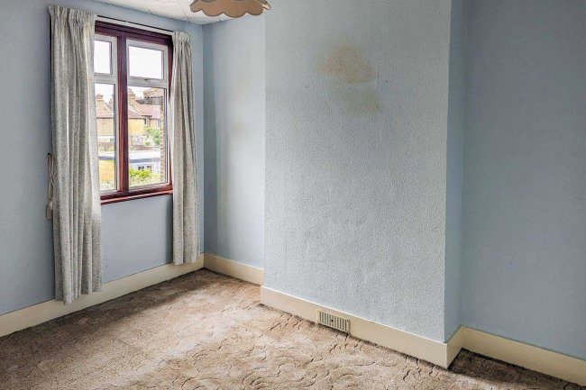 17 Oak Road, Erith, Kent, DA8 2NL 2