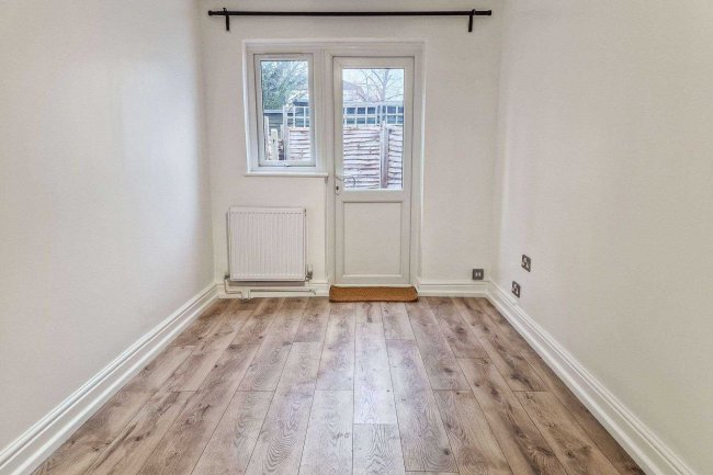 17 Rosendale Road, London SE21 8DS 5