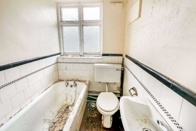 11 Shirley Grove, London N9 8ES 9