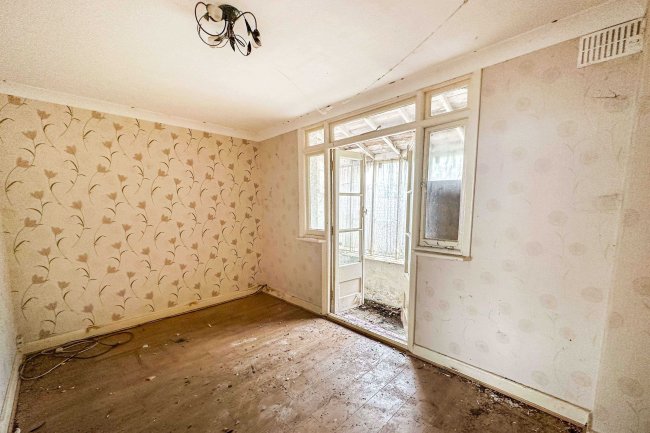 11 Shirley Grove, London N9 8ES 9