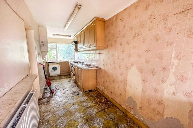 11 Shirley Grove, London N9 8ES 9