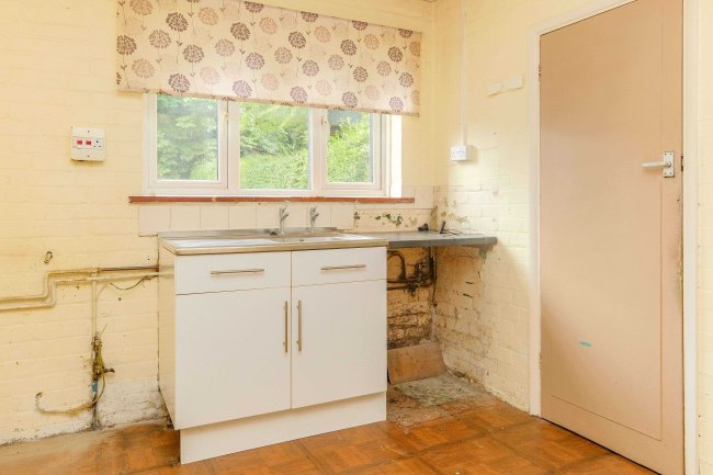 37 Raymond Crescent, Guildford, GU2 7SU

 5