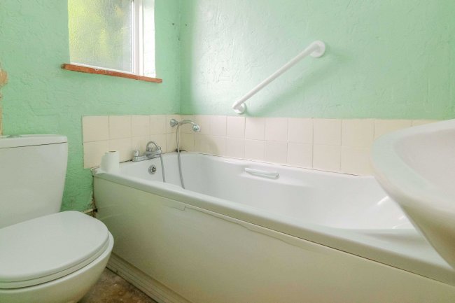 37 Raymond Crescent, Guildford, GU2 7SU

 5