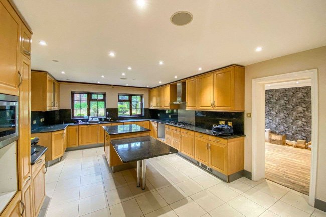 16 Duchy Road, Hadley Wood, Barnet EN4 0HX 2