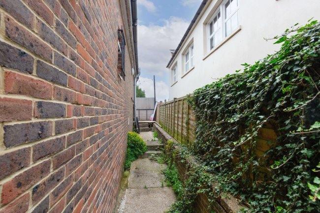 142 High St, Uckfield TN22 1QR 3