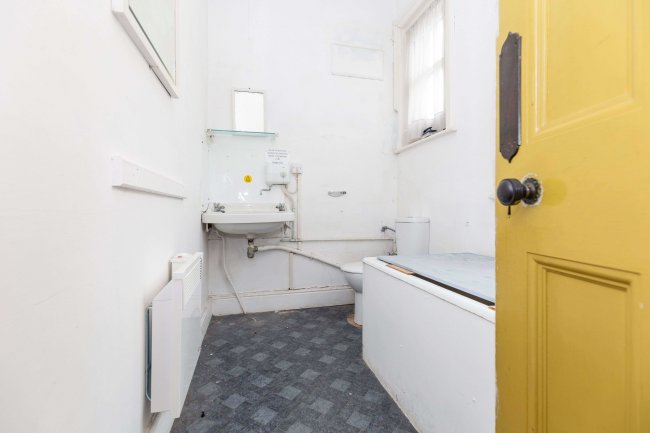 142 High St, Uckfield TN22 1QR 3