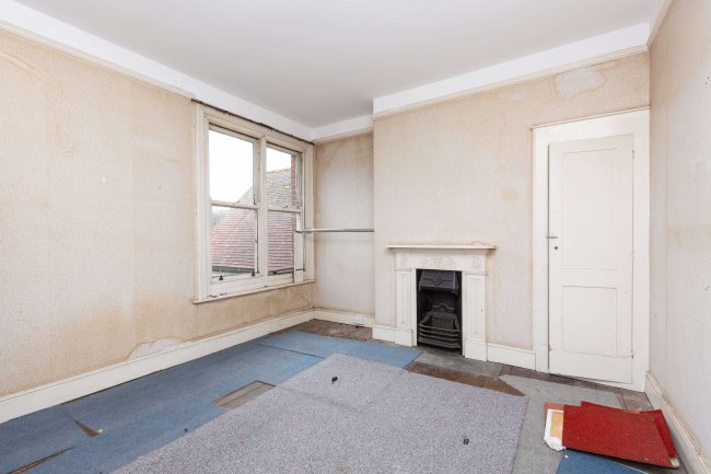 142 High St, Uckfield TN22 1QR 3