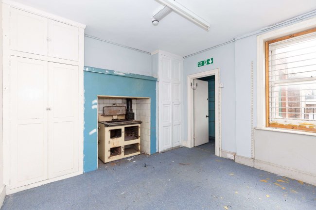 142 High St, Uckfield TN22 1QR 3