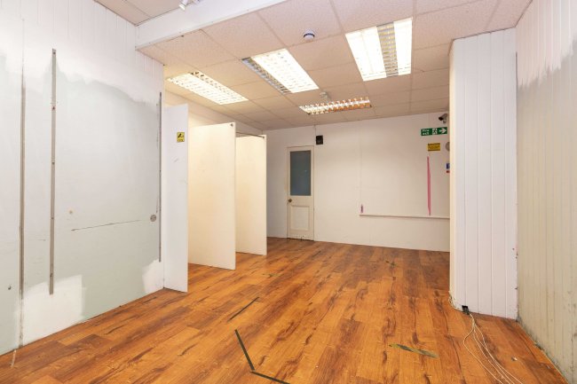 142 High St, Uckfield TN22 1QR 3