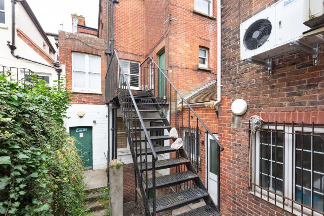 142 High St, Uckfield TN22 1QR 3