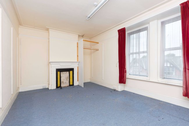 142 High St, Uckfield TN22 1QR 3