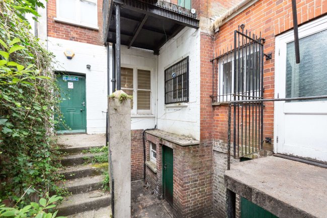 142 High St, Uckfield TN22 1QR 3