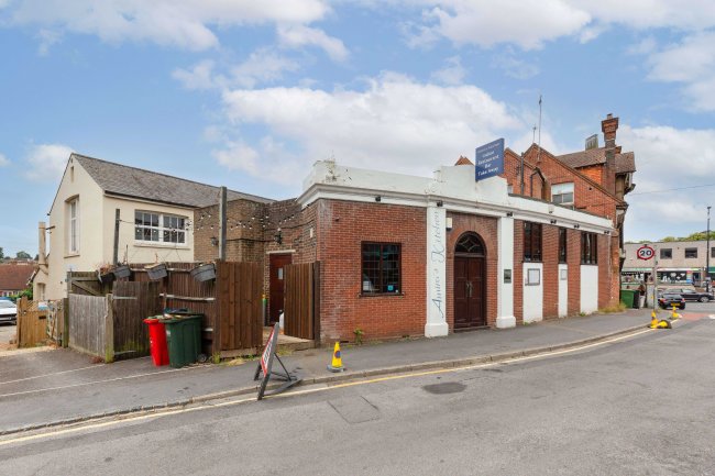 142 High St, Uckfield TN22 1QR 3