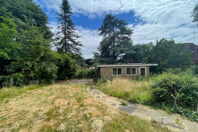 4 Fernhill, Oxshott, Surrey, KT22 0JH 2