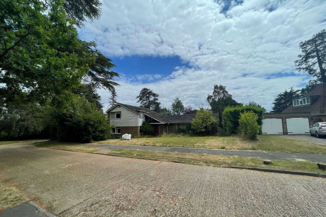 4 Fernhill, Oxshott, Surrey, KT22 0JH 2