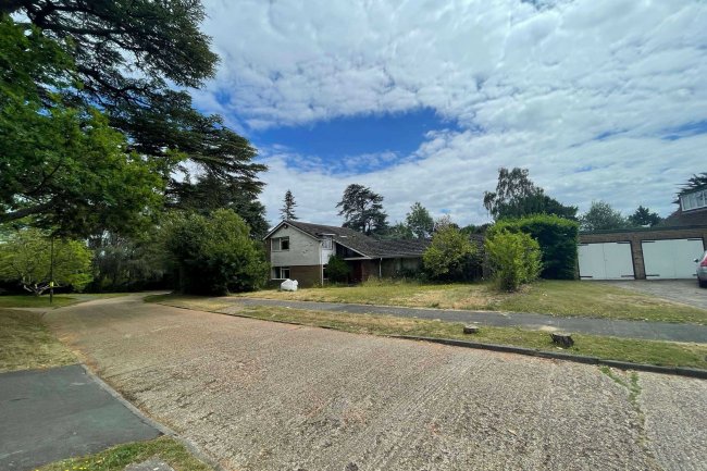 4 Fernhill, Oxshott, Surrey, KT22 0JH 2