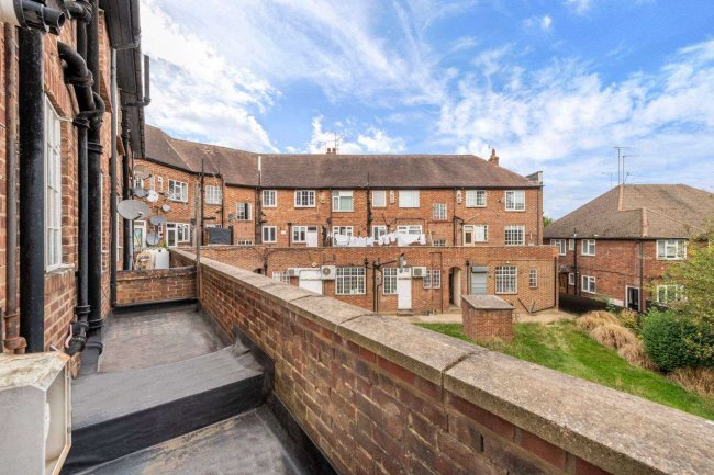 6 Thornfield Court, Holders Hill Road, Mill Hill, London, NW7 1LW 8