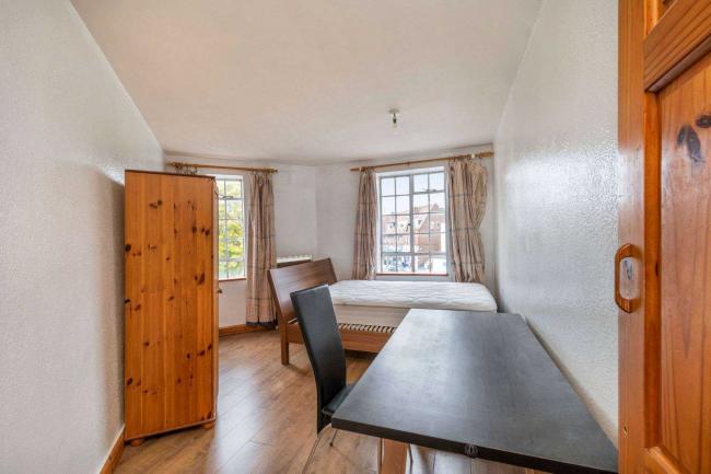 16 Thornfield Court, Holders Hill Road, Mill Hill, London, NW7 1LW
 9