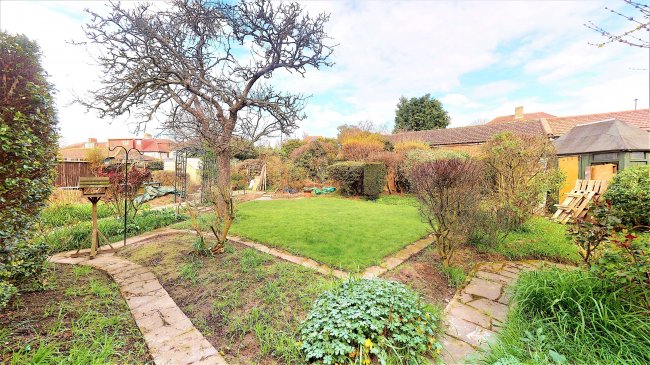 17 Hogarth Gardens, Heston TW5 0QS 6