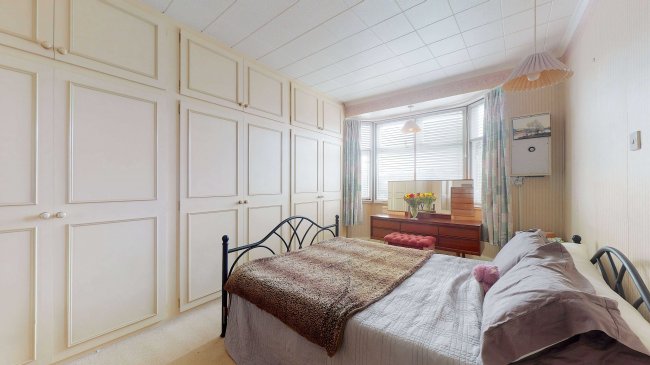 17 Hogarth Gardens, Heston TW5 0QS 6