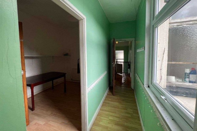 27 Heath Park Road, Romford, Essex RM2 5UB 8