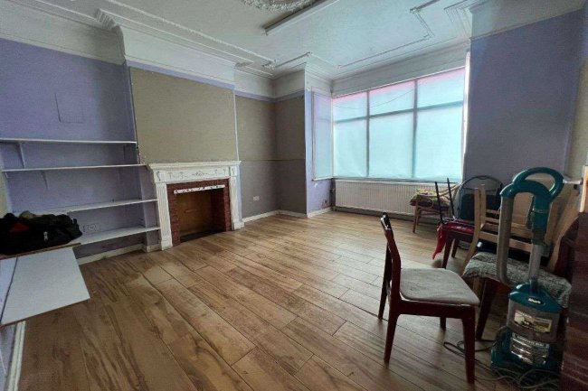 27 Heath Park Road, Romford, Essex RM2 5UB 8