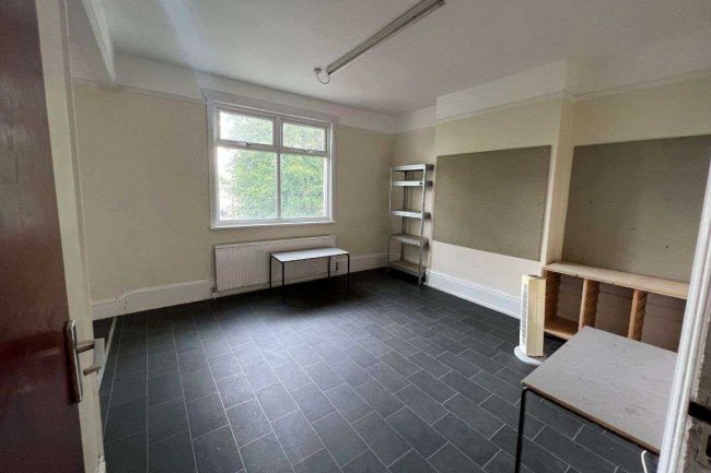 27 Heath Park Road, Romford, Essex RM2 5UB 8