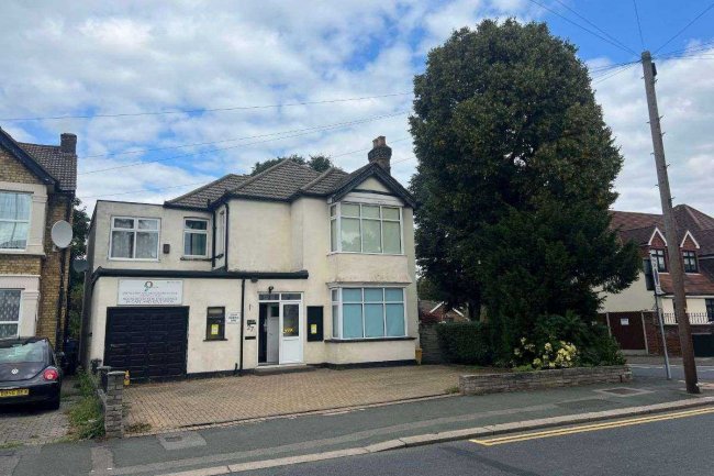 27 Heath Park Road, Romford, Essex RM2 5UB 8