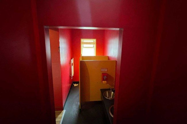 27 Heath Park Road, Romford, Essex RM2 5UB 8