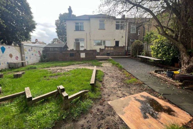 27 Heath Park Road, Romford, Essex RM2 5UB 8