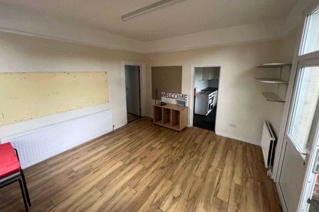 27 Heath Park Road, Romford, Essex RM2 5UB 8