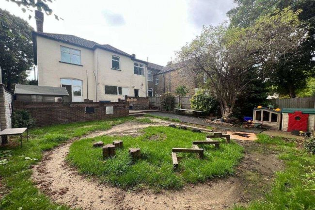 27 Heath Park Road, Romford, Essex RM2 5UB 8