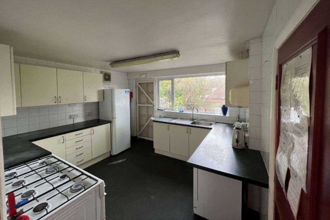 27 Heath Park Road, Romford, Essex RM2 5UB 8